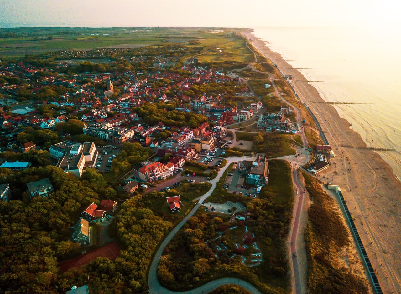 Luchtfoto van Domburg met het dorp achter de duinen